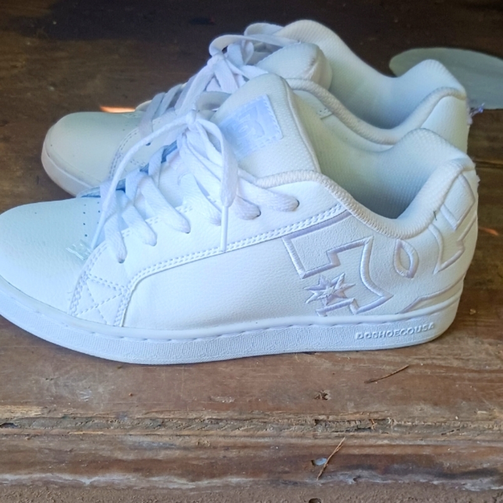 Low top DC shoes
